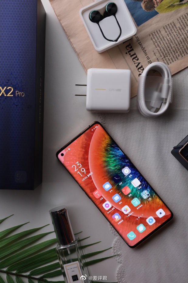 OPPO Find X2 không còn là smartphone sở hữu thiết kế dẫn đầu xu hướng nữa, máy có màn hình nốt ruồi ở góc trái, bỏ đi hoàn toàn kiểu thiết kế camera trượt trên thế hệ tiền nhiệm