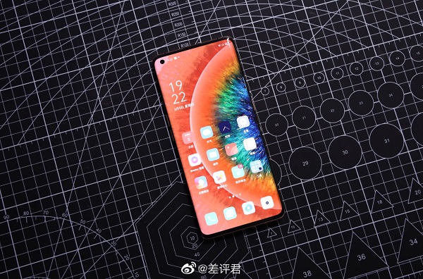 Find X2 Pro được trang bị màn hình AMOLED 6.7 inch, hỗ trợ độ phân giải QHD+ (1440 x 3168 pixel) và tỷ lệ khung hình 21:9, cảm biến vân tay siêu âm