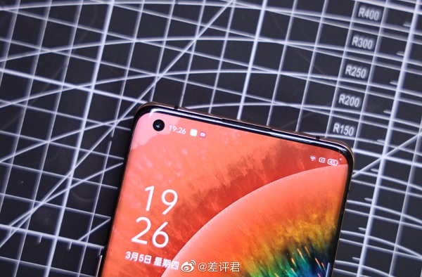 Camera selfie độ phân giải 32MP đặt trong “nốt ruồi”