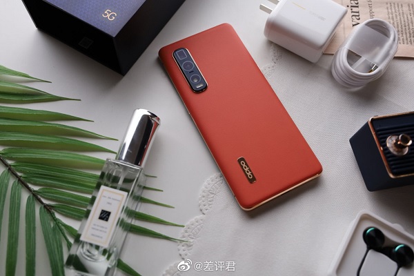 Di chuyển ra mặt lưng chúng ta có cụm 3 camera nằm bên góc trái bao gồm bao gồm camera chính 48MP, camera góc siêu rộng 48MP và tele 13MP, giúp hỗ trợ zoom lai 10x