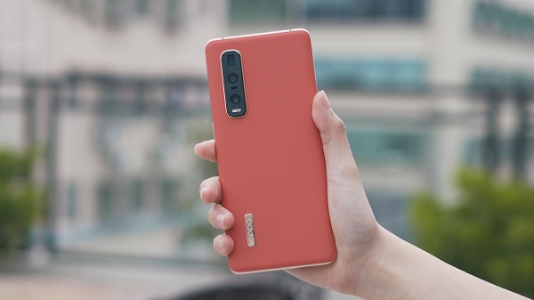 Trên tay OPPO Find X2 Pro phiên bản màu Cam với mặt lưng làm từ chất liệu da