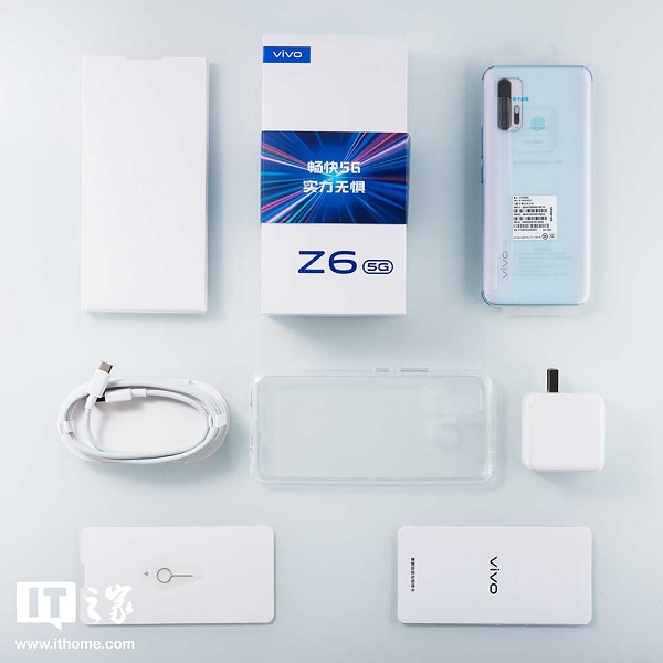 Bên trong ngoài Vivo Z6 5G còn có đầy đủ phụ kiện như ốp lưng, que chọc SIM, bộ cáp sạc