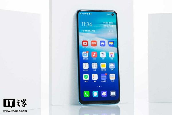 Màn hình có thiết kế nốt ruồi lệch về bên góc phải, đây là nơi chứa camera selfie 16MP