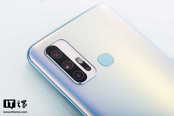 Vivo Z6 5G có hệ thống 4 camera được xếp theo chiều dọc, đặt trong mô-đun hình chữ nhật khá lớn bao gồm cảm biến chính 48MP, cảm biến 8MP góc nhìn 112 độ, cảm biến macro 2MP và cảm biến chiều sâu 2MP