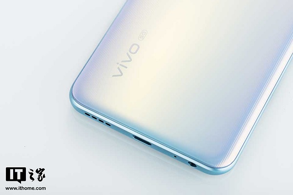 Điểm nhấn chính của Vivo Z6 5G chính là vi xử lý Snapdragon 765G mới, 8GB RAM LPDDR4x, bộ nhớ trong lên tới 128GB chuẩn UFS 2.1