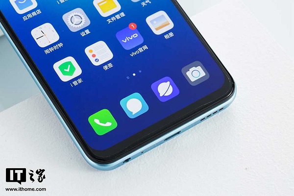 Viên pin dung lượng khủng 5000mAh, hỗ trợ công nghệ sạc nhanh SuperFlash Charge 44W, đi kèm với đó là hệ thống tản nhiệt bằng chất lỏng tương tự như PC