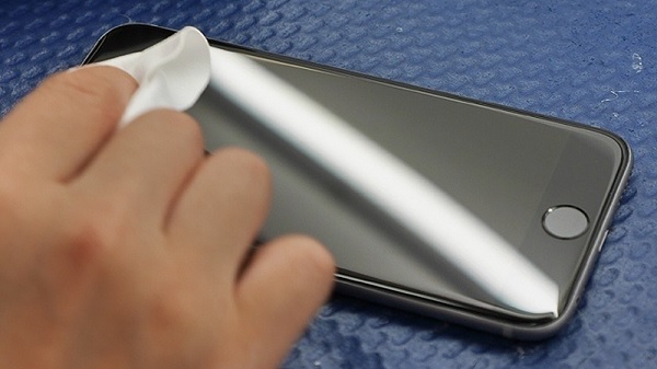 Vệ sinh màn hình điện thoại trong mùa dịch là rất cần thiết