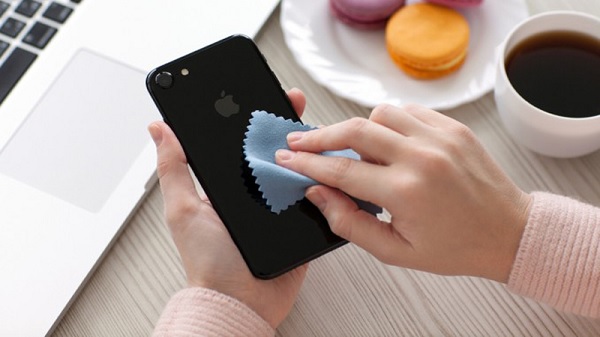 Dùng vải lau sạch màn hình và mặt sau của điện thoại