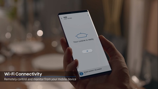 Samsung đã từng nhá hàng một chiếc smartphone tràn viền ở một video quảng cáo thiết bị nhà bếp vào năm 2019