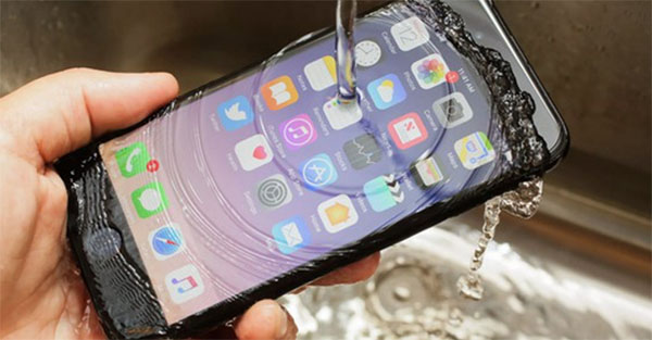 Mẹo “cứu cánh” iPhone khi bị nhúng nước