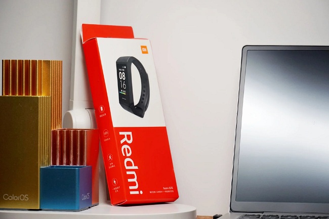 Hộp dựng của Redmi Band quen thuộc bởi khá giống với hộp bán lẻ của Mi Band 4, đơn giản dễ dùng