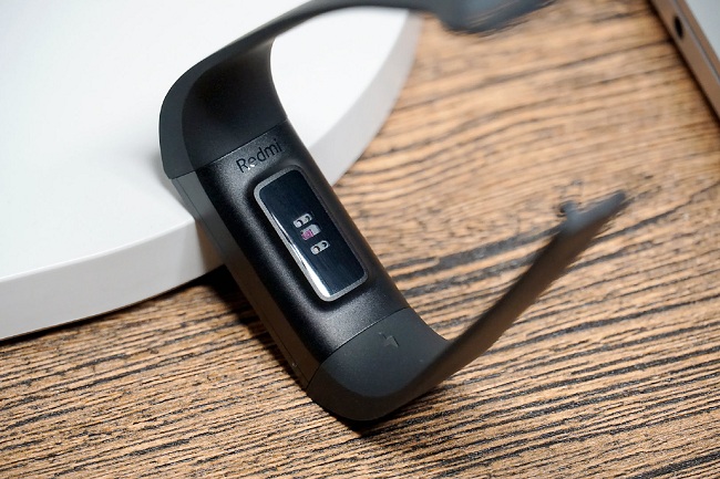 Mặt dưới Redmi Band có tên thương hiệu