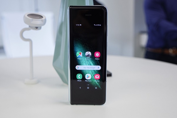 Màn hình phụ Galaxy Fold 2 đã được mở rộng hơn, nhưng so với kích thước máy thì vẫn khá khiêm tốn