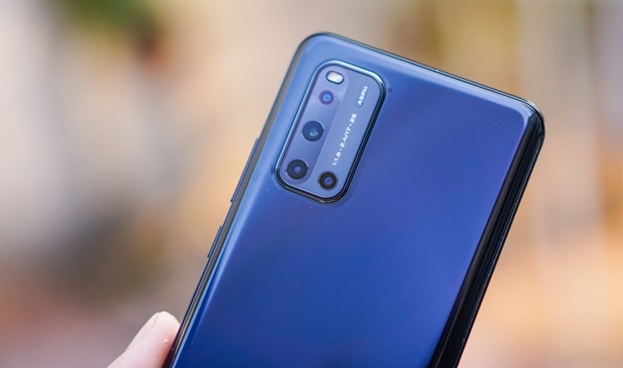 Cụm camera sau được làm lồi lên so với mặt lưng