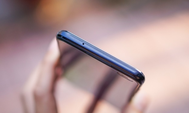 Đỉnh máy được trang bị thêm 1 mic nhằm tăng khả năng thu âm