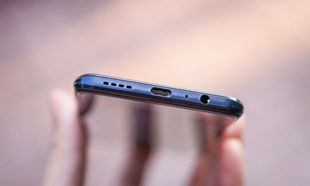 Cạnh đáy của máy gồm: loa ngoài, USB Type-C, micro và jack tai nghe 3,5mm