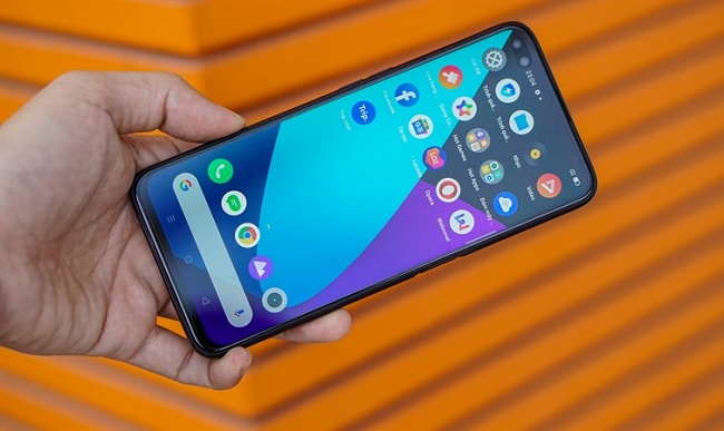 Cạnh đáy tuy hơi dày nhưng 3 cạnh còn lại của Realme 6 Pro lại rất mỏng