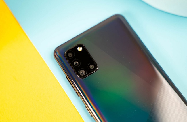 Cụm camera sau gồm: cảm biến chính 48MP khẩu độ f/2.0, cảm biến góc siêu rộng 8MP khẩu độ f/2.2, cảm biến macro 5MP khẩu độ f/2.4 và cảm biến chụp xóa phông 5MP