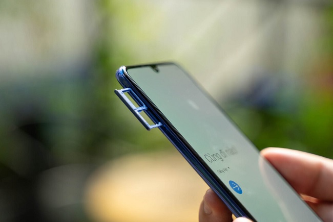 Cạnh phải được bố trí khay chứa sim và thẻ nhớ