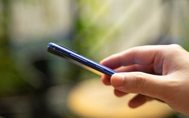 Cạnh trái gồm nút nguồn và nút tăng giảm âm lượng