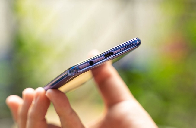 Cạnh đáy gồm: jack tai nghe 3.5 mm, cổng sạc USB-C, mic thu âm và loa ngoài