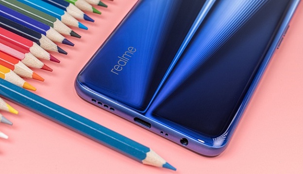Cạnh dưới là mic thoại, loa ngoài, cổng USB-C và jack cắm tai nghe 3.5m