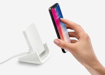 Đế sạc Logitech với phần khung đỡ chữ U giúp bảo vệ máy