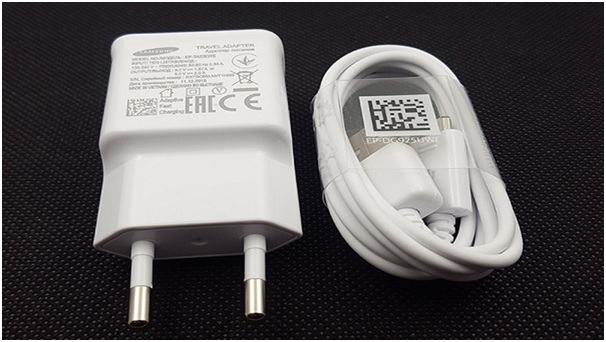 Nên dùng củ sạc chính hãng để sạc pin điện thoại nhanh và an toàn