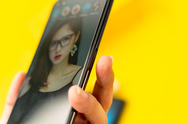 Cảm biến vân tay được đặt trên cạnh phải của cả 2 máy