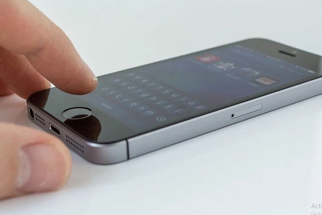 iPhone SE 2020 vẫn được giữ lại phím Home nhưng tốc độ nhận diện vân tay nhanh hơn iPhone SE đời đầu