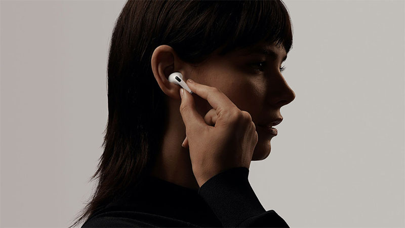 Bấm mạnh vào phần chuôi thân AirPods Pro để kích hoạt chế độ Transparency Mode 