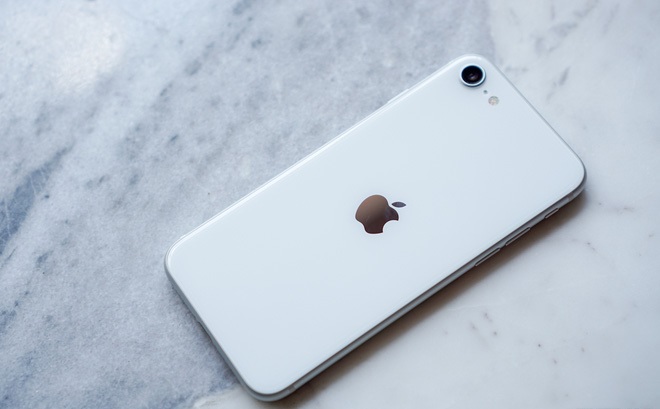 Trải nghiệm iPhone SE 2020 có thiết kế nhỏ gọn vừa tay cầm
