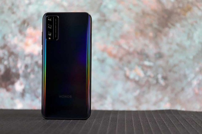 Honor Play 4T Pro có 3 màu cho người dùng lựa chọn gồm: Blue Water Jade, Iceland Fantasy và Magic Night Black. Máy vẫn được trang bị jack tai nghe 3,5mm, Bluetooth 5.0, Wi-Fi ac và chạy trên hệ điều hành Android 10, giao diện Magic UI 2.1