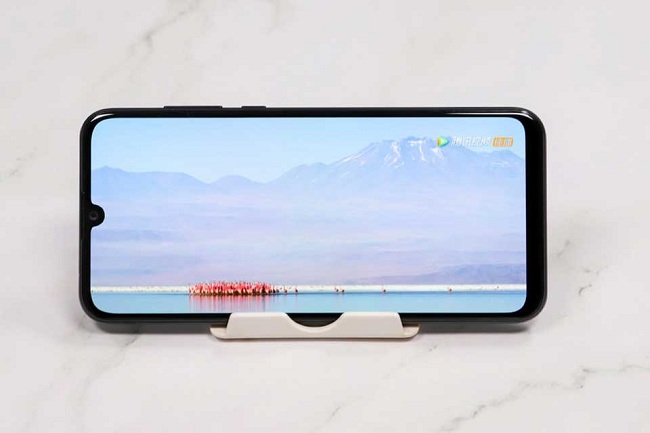 Cận cảnh mặt trước của Honor Play 4T Pro