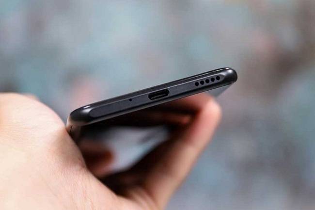 Cạnh đáy của máy gồm: cổng kết nối USB Type-C, loa ngoài và mic