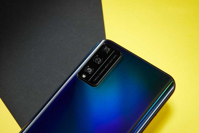 Honor Play 4T Pro sở hữu cụm camera sau rất chất với 3 camera sau gồm: cảm biến chính 48MP, cảm biến góc rộng 8MP và cảm biến độ sâu 2MP. Cả 3 cảm biến này được đặt trong module hình chữ nhật lớn. Trong khi đó cảm biến trước đi kèm độ phân giải 16MP