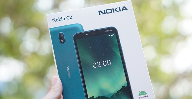 Hộp đựng bắt mắt với hình ảnh Nokia C2 màu Xanh lá