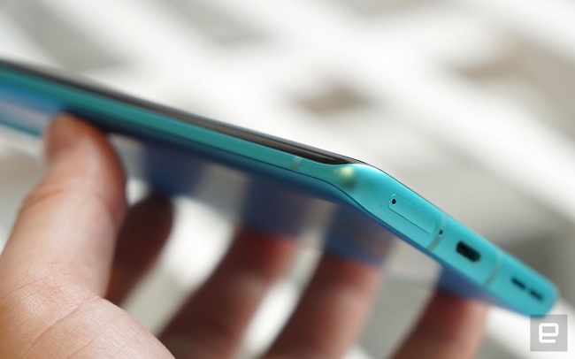 Cạnh đáy của máy gồm: dải ăng ten, cổng kết nối USB-C, khay sim, micro và loa ngoài