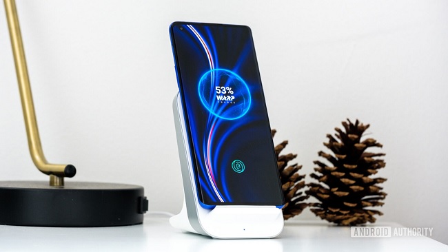 OnePlus 8 Pro hỗ trợ sạc nhanh 30W