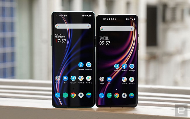 OnePlus 8 Pro bên phải, OnePlus 8 bên trái