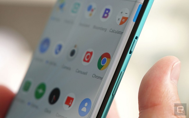 Cạnh phải có nút nguồn và phím tăng giảm âm lượng