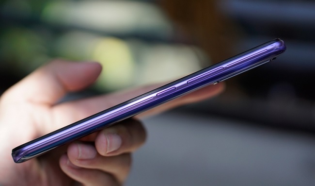 Cạnh phải là nơi đặt phím nguồn và phím tăng giảm âm lượng