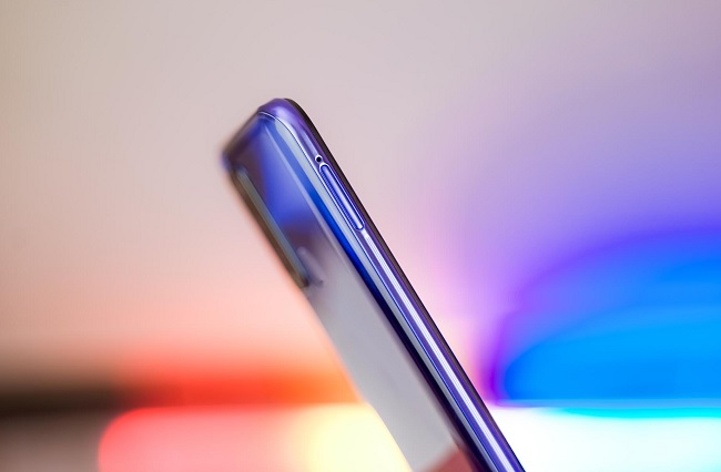 Cạnh trái là vị trí của khay đựng SIM