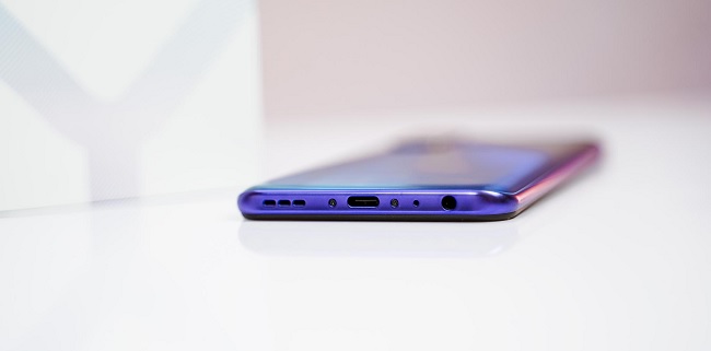 Phần đáy máy là jack cắm tai nghe 3.5mm, cổng USB-C, micro, loa ngoài