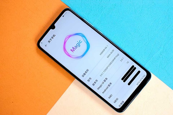 Về cấu hình, máy được trang bị chip xử lý MediaTek Helio P35 đi kèm với RAM 4GB và bộ nhớ tùy chọn 64GB/ 128GB