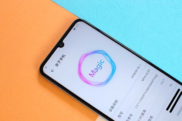 Phần cằm bên dưới khá lớn, trong khi các viền xung quanh khu vực hiển thị đã được làm khá mỏng