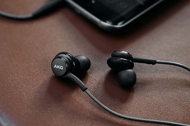 In-ear Headphone thường được tặng kèm trong hộp đựng smartphone