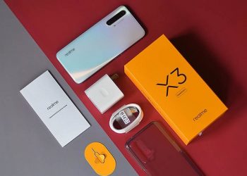 Lộ diện hình ảnh thực tế Realme X3 SuperZoom với màn hình lỗ khoét hình viên thuốc