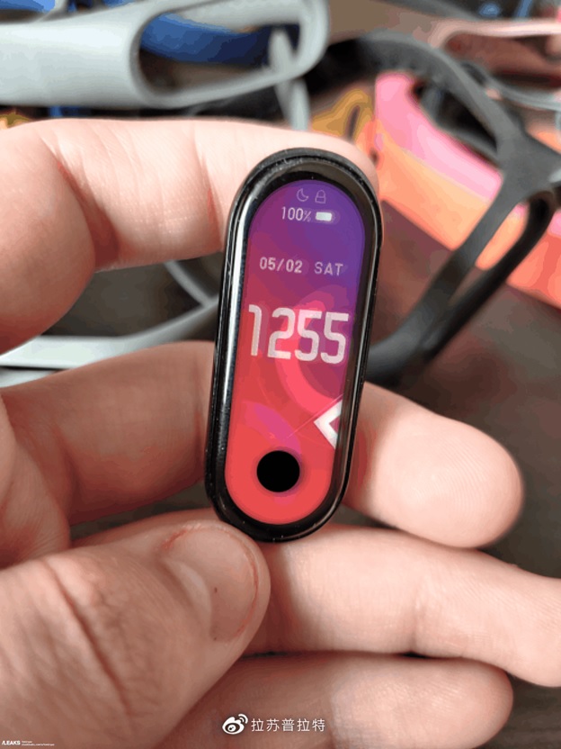 Kích thước màn hình Mi Band 5 được nâng lên tối đa