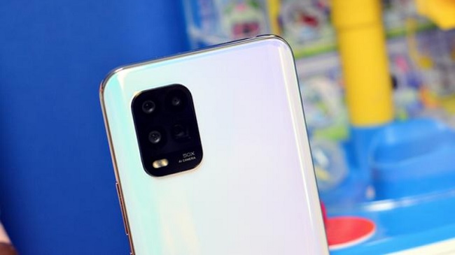 Mặt lưng Mi 10 Youth Edition nổi bật với cụm camera